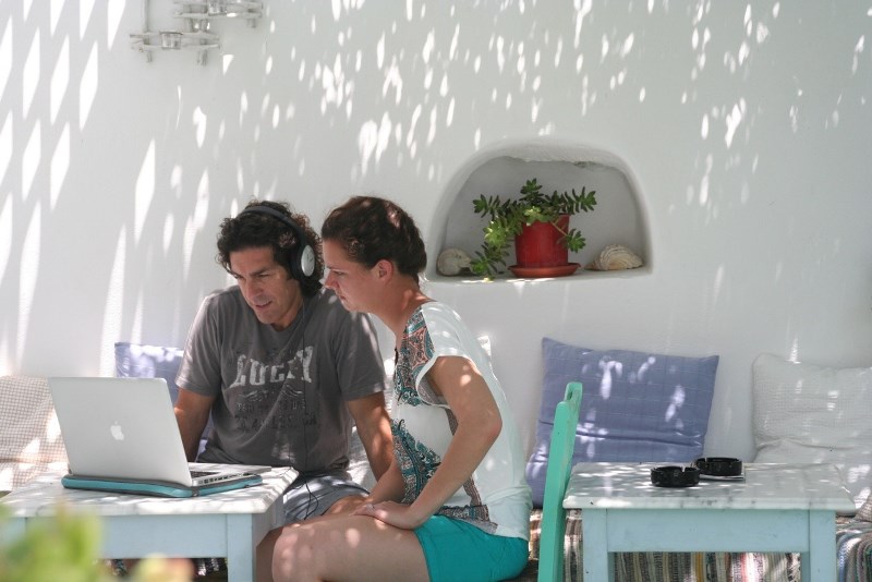 Ο Δρ. Πάνος Λιαρόπουλος μαζί με φοιτήτρια του Πανεπιστημίου του Berklee στην Αμοργό