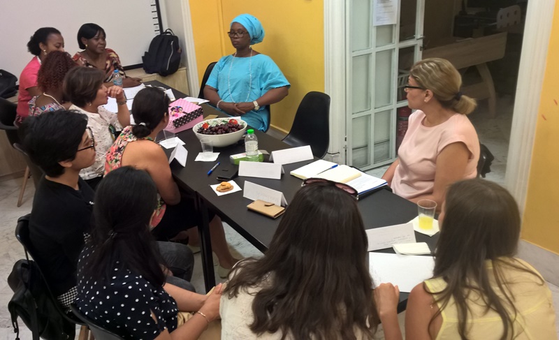 Η Δρ. Σοφία Πρωτόπαπα και οι γυναίκες μετανάστριες συζητούν για τις προκλήσεις ένταξης και απασχόλησης κατά τη διάρκεια εκδήλωσης που διοργάνωσε το δίκτυο Μέλισσα για Γυναίκες Μετανάστριες στην Αθήνα τον Ιούνιο του 2018